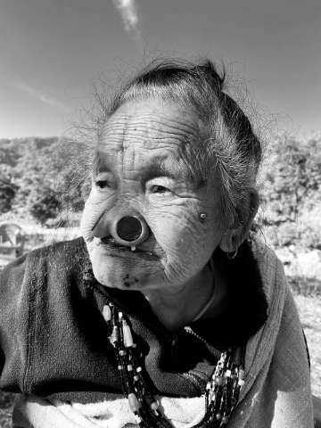 Femme apatani âgée portant des bouchons de nez et un tatouage facial, Arunachal Pradesh