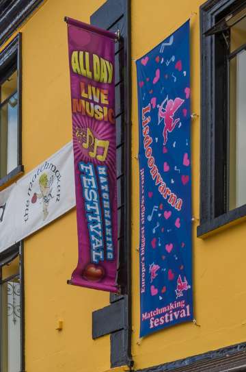 Bannières du Matchmaking Festival sur la façade de l'Imperial Hotel, Lisdoonvarna