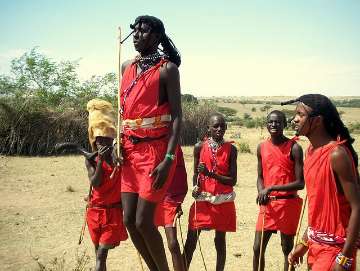 Jeunes hommes maasaï sautant lors de la danse adumu, Kenya