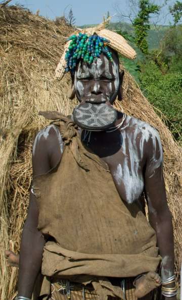 Femme mursi portant un plateau labial, vallée de l'Omo, Éthiopie