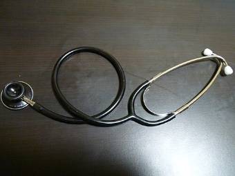 Un stéthoscope posé sur une table